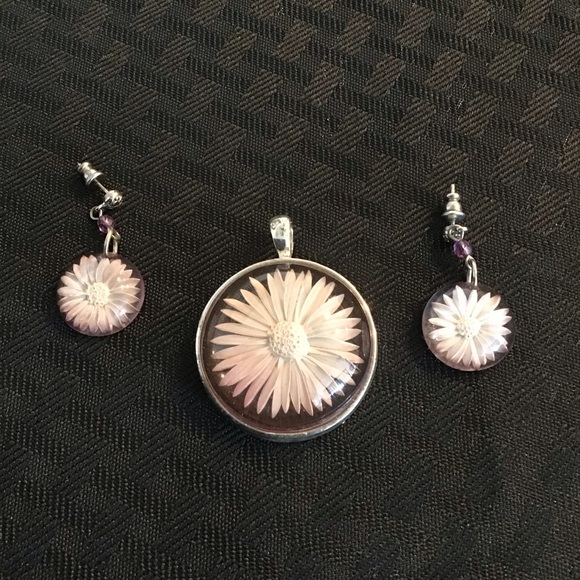 Daisy Pennant with matching earrings. - Picture 1 of 3